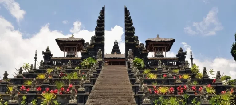 Pura Besakih, Merasakan Keagungan Sejarah di Lereng Gunung Agung Bali
